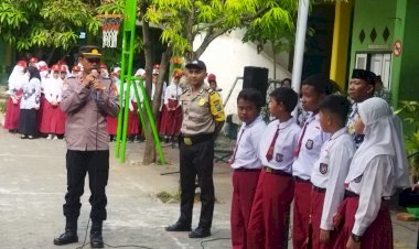 Anggota-Polsek-Sedati-Sidoarjo-Berikan-Sosialisasi-Anti-Bullying-dan-Sekolah-Ramah-Anak-di-Hari-Guru-Nasional-2023